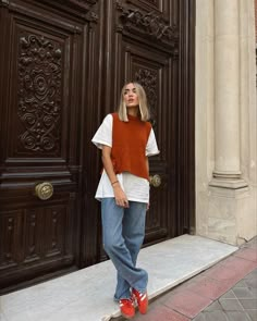 Artist Street Style, Red Gazelle Adidas Outfit, Italian Street Style Women, Outfits Simples, Work Outfits Fashion, Red Gazelle, Danish Clothing, Edgy Work Outfits, Berlin Fashion Street