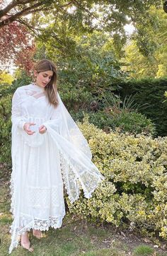 Pakistani White Dress, Kubra Khan, Pooh Dress, Hijab Model, Confirmation Dresses, Baggy Dresses, Pakistani Formal Dresses, Heavy Dresses, Beautiful White Dresses