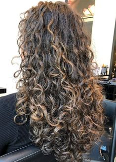 Highlight For Brown Curly Hair, Subtle Highlights Curly Hair, Dark Brown Wavy Hair With Highlights, Light Brown Highlights Curly Hair, Partial Highlights Curly Hair, Curly Hair Lowlights, Curly Dark Brown Hair With Highlights, Dark Curly Hair With Highlights, Curly Brown Hair With Highlights