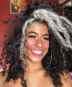 Inspiração cores hair 🌈 White Streak Curly Hair, White Streak In Hair Curly, White Streak In Hair, Silver White Hair, Hair Color Streaks, Hair Streaks, Dyed Natural Hair