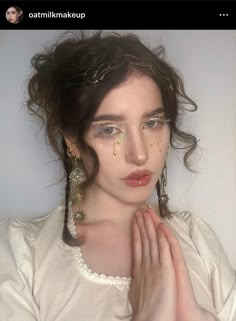 White Gold Makeup Looks, Biblical Angel Makeup, Apollo Makeup, Biblical Angel Costume, Angel Costume Aesthetic, Angel Makeup Look, Tear Makeup, Angel Makeup Ideas, Angelic Makeup Look