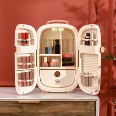 Despite their seemingly unnecessary nature, cosmetic fridge actually come in quite handy in a variety of ways. The most effective way to wake up your skin in the morning with the face mask, moisturizer, serum, and eye creams in the beauty fridge. Storing your skincare, face masks, gel, sprays, and makeup in this mini fridge, so you know they are in good condition. If your skincares get cold, that's okay because this makeup fridge has heating too. Things like this make life a little brighter. Mini Cosmetic Fridge, Skincare Fridge Aesthetic, Harper Preppy, Cute Mini Fridge, Cosmetic Fridge, Skin Care Fridge, Mini Fridge In Bedroom, Makeup Fridge, Tiny Fridge