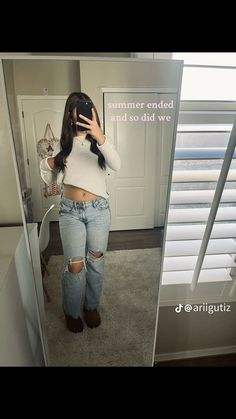 Outfit Ideas Vans Old Skool, Ripped Bootcut Jeans Outfit, Cozy Latina Outfits, Basic Comfy Outfits For School, Non Crop Top Outfits, Cute Fits With Jeans, Outfits For Hip Dips, Fall Outfits With Black Jeans, Outfit Inspo With Leggings