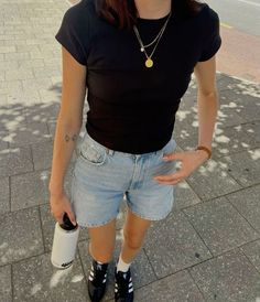 Basic Fitted Tees, Basic T Outfits, Short Sleeve And Jeans Outfit, Adidas Samba Outfit Shorts, Black Tee Outfit Aesthetic, Samba With Shorts, Outfits With Black Sambas Women, Sambas Outfits Aesthetic, Black Sambas Outfit Summer