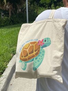 Cute Canvas Beach Tote Bag, Cute Tote Bag Ideas, Summer Tote Bag Design, Tote Bag Decorating Ideas, Beach Tote Bags Diy, Cool Tote Bag Design, Cute Beach Bags, Cute Tote Bag Design, Tote Bag Painting Ideas