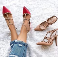 Baddie Heels, Valentino Rockstud Pumps, Valentino Heels, Valentino Handbags, Valentino Couture, Beautiful Heels, Valentino Rockstud, Gold Shoes, Valentino Shoes