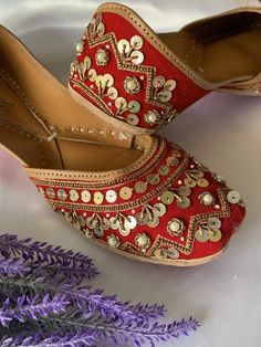 Traditional shoe/jutti Heroine . Made in Punjab, india. Entire shoe is made of genuine leather. For total comfort double cushion added. Leather lining to the side. Front and back has jari and head work. Completely hand made. Punjabi Jutti Wedding, Jutti Flats, Stylish Water Bottles, Embroidery Fashion Detail, Simple Mehndi Designs Fingers, Punjabi Jutti, Fancy Jewellery Designs, Simple Mehndi, Fancy Shoes