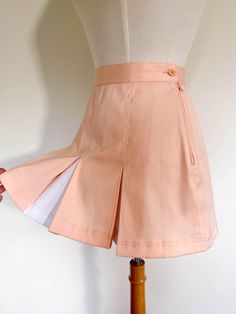 80s vintage ELLESSE kick pleat tennis skirt / peach and white / side zip / skirt no shorts / made in Italy ⚡️labeled size US 6 (modeled on size small, 5'5") ⚡️lying flat: waist 13" hips 17.5" length 14" ⚡️no flaws of note ------------------------------------------------------------------------------------------- Please message questions prior to purchase. Once shipped, sales are final, no return/exchange. But please contact me if you have any problems with your order. Please see FAQs for more information on shop policies. Thanks! Retro Cotton Tennis Skirt For Summer, Retro Spring Tennis Skirt, Retro Mini Pleated Skirt For Spring, Retro Tennis Skirt For Summer, Retro Summer Tennis Skirt, Spring Retro Mini Pleated Skirt, Retro Pleated Skort, Retro Spring Tennis Skirt With Lining, Retro Pleated Tennis Skirt For Summer