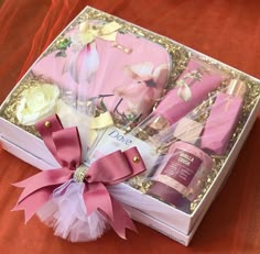 Dove Beauty Soap, Ted baker shea cream,  body spray and pouch wrapped in a pink and white theme. Wedding Thaals, Birthday Gift Box Ideas, Gifts Aesthetic, Gift Box Ideas, Bridal Gift Wrapping Ideas, Gift Wrapping Techniques