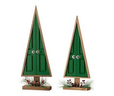 two christmas trees made out of wood and decorated with decorations on each side, one is green and the other is red