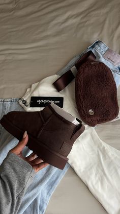 Dark Brown Shoes Outfit Women, Short Brown Ugg Boots Outfit, Dark Brown Mini Uggs Outfit, Ugg Burnt Cedar, Burnt Cedar Uggs