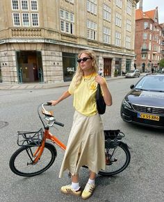 Yellow Samba, Yellow Bag Outfit, Yellow Shoes Outfit, Linda Sza, Samba Black, Style Outfits Summer, Fashion Inspo Summer, Summer Style Women, Cream Outfit