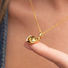 Shop more of our products!  https://www.etsy.com/uk/shop/LilyCharmed?ref=simple-shop-header-name&listing_id=245266025 Embrace country western styling with this 18ct gold plated cowboy hat charm necklace! Welcome your inner cowboy or cowgirl with our gold cowboy hat charm necklace. This rustic piece is perfect for adding a touch of the Wild West to your everyday style. Wear it alone or layer it with other necklaces for a truly unique look. All our charms attach with a clip-on clasp and are compat Fan Jewelry, Chapeau Cowboy, Far West, Cow Girl, Western Jewelry, Cow Boy, Recycled Silver, Letter Charms, Country Western