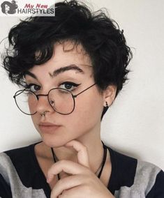 Short Tomboy Haircut Round Face, Curly Hair Pixie Cut Round Faces, Pixie Cut Ondulado, Short Enby Hair Curly, Wavy Pixie Cut Round Face, Curly Pixie Haircut For Chubby Faces, Pixie Cut Curly Hair Round Face, Short Curly Alt Hairstyles, Curly Short Alt Hair