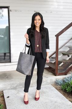 Floral print blouse+black pant suit / black blazer and pants+burgundy / dark red pumps+grey tote bag+gold pendant necklace. Spring Workwear / Business Casual / Office Outfit 2019 Professional Office Outfit, Spring Outfit Women, Simple Work Outfits, Casual Work Outfits Women, Polished Casual, Office Casual Outfit, Look Formal, Business Casual Outfits For Women, Business Casual Outfits For Work