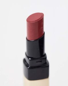 Lippenstift van Bobbi Brown Essentieel voor de handtas Glans versterkende lippenstift Formule die rijk is aan verzachtende ingrediënten Verrijkt met hyaluronzuur en vitamine E die helpen de lippen te hydrateren 'Claret' is een gebrande rode tint Om hygiënische redenen kan dit product niet worden geretourneerd Bobbi Brown Luxe Shine Intense, Bobbie Brown, Burnt Red, Claret Red, Handbag Essentials, Brown Handbag, Lip Moisturizer, Bobbi Brown, Hyaluronic Acid