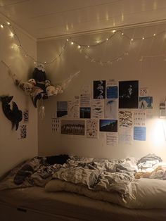 ocean theme, room inspo, ocean room, room inspiration, room decor, room decoration, shark room, jellyfish room, cute room, cozy room, wave to earth, blue room Ocean Themed Bedroom Ideas, Ocean Inspired Room Decor, Blue Ocean Room Ideas, Ocean Theme Room Aesthetic, Space Room Decor Aesthetic, Jellyfish Room Decor Aesthetic, Fish Room Aesthetic, Dark Blue And White Room Bedroom, Ocean Bedroom Themes