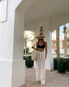 Chic Island Outfits, Resort Outfit Ideas Summer, Island Vacation Fits, Beach Inspo Outfits Vacation, Cute Outfits For Cancun, Cartagena Vacation Outfits, Summer Beach Outfit 2024, Outfit For Island Vacation, Carribean Honeymoon Outfits