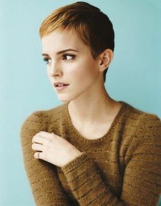 These are just a few of the reasons why Emma Watson is the most flawless, wonderful human being alive. Emma Watson Pixie, Emma Watson Short Hair, Emma Watson Hair, Super Short Pixie, Thick Wavy Hair, Short Pixie Haircuts, Short Pixie Cut, Cut My Hair, Short Hair Styles Pixie