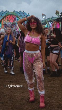 Festival Outfit Rain, Creative Selfie Ideas, Bonnaroo Outfits, Outfits Coachella, Festival Fashion Outfit, Festival Outfit Ideas, Rave Festival Outfits