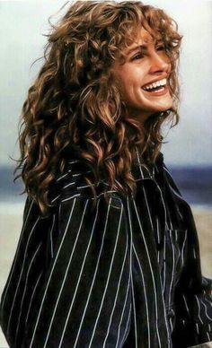 Julia Roberts Hair, Julia Roberts Style, Brunette Lob, Hairstyles List, Blond Balayage, 얼굴 드로잉, Curly Bangs, 90s Hairstyles, Braided Bun