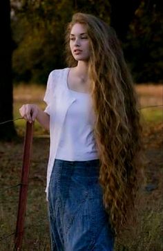 hairstyles women long thick curly hair plump face Worlds Longest Hair, Woman With Long Hair, Extremely Long Hair, Rapunzel Hair, Really Long Hair, Hair Women, Super Long Hair, Very Long Hair