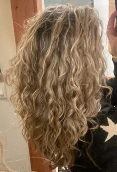 Highlight Wavy Hair, Golden Blonde Curls, Curly Blonde Hair Highlights, Blonde Curly Hair With Highlights, Dark Blonde Hair Curly, Dirty Blonde Hair With Highlights Curly, Natural Curly Blonde Hair, Curly Dirty Blonde Hair, Blonde Highlights Aesthetic