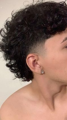 Frizzy Hair Hairstyles Men, Mens Hair Drawing, Mallet Haircut, Curly Mullet Haircut, Mullet Curly Hair, Hairstyles Knotless Braids, Low Fade Curly Hair, Grow Out Hair, Mens Haircuts Thick Hair