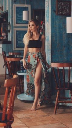 Cuba Picture Ideas, Womens Hawaiian Outfit, Long Skirt Beach Outfit, Looks Cancun, Wrap Skirt Outfit Summer, Outfits Praia, Outfit Praia, Tropical Outfit Ideas, Wrap Skirt Outfit