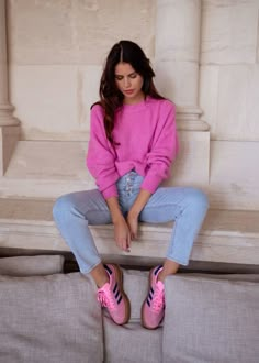 outfits pink Clothes Europe, Trends 2025, Knit Sweater Outfit, Look Rose, Pull Rose, Looks Country, Adidas Outfit, Pink Long Sleeve