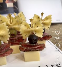 Charcuterie Appetizers, Olive Oil Garlic, Catering Ideas Food, Charcuterie Inspiration, Party Food Platters, Charcuterie Recipes, Black Olives, Recipes Appetizers And Snacks, Easy Food Art