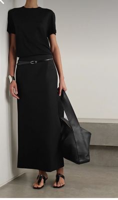 Simple Elegant Fashion, Elegant Minimalist Outfit, Rayon Skirt, Quoi Porter, Work Chic, Casual Chic Style, 가을 패션, Fashion Over 50, Work Fashion