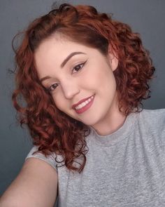 Cores de cabelo para morenas: 45 ideias para uma transformação incrível Copper Short Curly Hair, Short Curly Copper Hair, Dark Auburn Curly Hair, Short Red Curly Hair, Dye Curly Hair, Curly Hair Healthy, Curly Hair Color Ideas, Curly Hair Color, Healthy Curly Hair