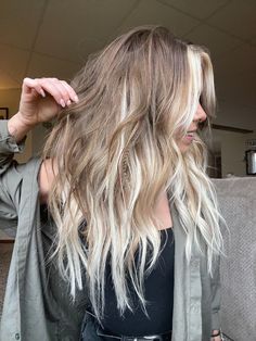 Two Toned Hair Underneath Blonde, Post Breakup Hair, Blonde Perimeter Hair, Blonde Tipped Hair, Natural Blonde Hair Ideas, 2023 Hair Inspiration, Light Brown And Platinum Hair, Bleach Blonde And Brown Hair, Side Part Hair Color Ideas