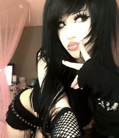 Myspace Poses, Goth Poses Reference, Cute Emo Fits, Scene Goth Outfits, Alt Baddie Aesthetic, Goth Female Oc, Alt Pic Ideas, Racoon Tail Hair Emo, Emo Selfie Poses