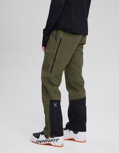 The Arosa Corduroy Pants are innovative 3L ski trouser with a classic fit. Crafted from waterproof corduroy and feature dual thigh ventilation these pants are perfect for on or off-piste. Mountain Man Shirt, Ski Pants Women's, Mens Ski Pants, Womens Ski Pants, Women Ski Jacket, Flannel Men, Ski Jacket Mens, Mens Cashmere, Womens Cashmere