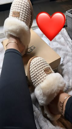 Ugg Cozy Slippers Outfit, Fluffy Slippers Aesthetic, Ugg Slippers Aesthetic, Brown Summer Outfits, Ugg Slippers Outfit, Uggs Slippers