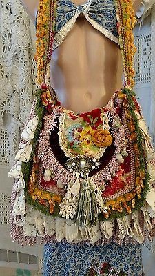 Beautiful work. This could be done with sentimental clothing and jewelry. What a great way to preserve part of your history. Boho Bag Pattern, Moda Hippie, Hippie Purse, Sac Diy, Boho Styl, Mode Hippie, Estilo Hippie, Bohemian Bags, Mode Boho