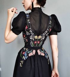 Corset Styling Outfit, How To Style Corset, Corset Outfit Classy, Corset Streetwear, Corset With Cups, Patterned Clothes, Corset Over Dress, Floral Dress Outfit, Outfit Corset