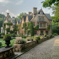 Hipstoric Home, Cottage Mansion, Fairytale House, Victorian Style Homes, House Dream, Dream Mansion, Dream Life House, Vintage House Plans, Home Features