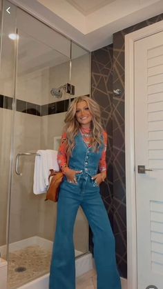 Teacher Western Outfit, Backyard Outfit Party Casual, Cute Vegas Outfits Winter, Denim Concert Outfit Ideas, Casual Western Work Outfits, Cute Country Concert Outfits Winter, Midsize Casual Fall Outfits, Country Winter Concert Outfit, Lainey Wilson Inspired Outfits