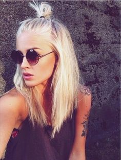 Sliver Hair with Top Bun via Más Longbob Hair, Knot Hairstyles, Girly Hairstyles, Haircut Styles, Long Bob Hairstyles, Pretty Top, Hair Coloring