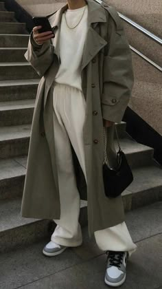 Sweats With Coat Outfit, Thrifted Chic Outfits, Winter Fashion2023, Trenchcoat Aesthetic, Trench Coat Spring Outfit, Outfit Trenchcoat, Trench Coat Outfit Spring, 00s Mode, Stile Hijab