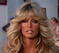 Farah Fawcett 70s Fashion, Farah Fawcett Makeup, 70s Hair Farrah Fawcett, 70s Glam Hair And Makeup, Farrah Fawcett 70s Makeup, 80s Stars Women, Modern Farah Hair, Hair 70s Style Woman, 80s Disco Hair