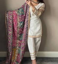 Indian Fits, Suits For Women Indian, Kurti Styles, Pakistani Fancy Dresses, Pakistani Fashion Party Wear, Dress Design Patterns, Embroidered Sleeves, Simple Pakistani Dresses, Designer Dresses Casual