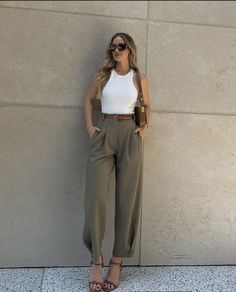 Celana Fashion, Blue Zone, Looks Black, Looks Chic, Mode Inspo, Suit Pants, Business Casual Outfits, Office Outfits, Outfits Casuales