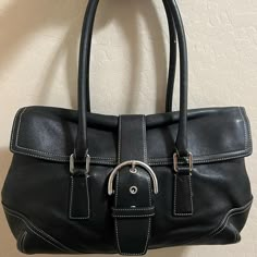 "Size: Med/Large Aprx: L14\" x H8\" x W5.5\" Black Leather Flap Satchel Metal Buckle $113 or best offer! Message for any questions <3" School Purse, Bag Obsession, Buckle Bags, Black Purse, Black Leather Purse, Vintage Purses, Vintage Coach