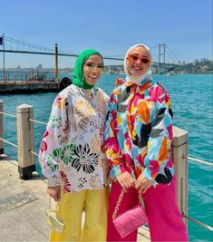 Hijab Outfit Jeans, Ootd Office, Diy Crochet Sweater, Color Blocking Outfits, Oversized Shirts, Hijabi Style, Saree Blouse Designs Latest, Bridal Dress Design, Hijabi Outfits