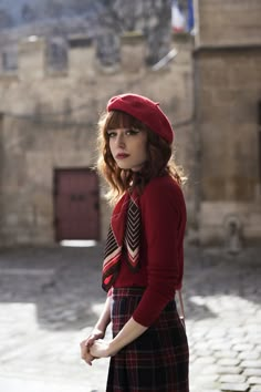 Red Outfit With Beret, French Inspired Outfits, How To Wear A Beret, Outfit Chic, Look Retro, Retro Mode, Red Hat