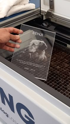 Una manera muy bonita de rendir homenaje a tu querida mascota es crear una placa de metacrilato con nuestras increíbles máquina láser de Epilog. Y no sólo metacrilato, también puedes hacerlo en madera, acrílico, telas, vidrio y muchos más. De esta manera, tu mascota siempre estará presente gracias a estos sistemas láser. Laser Engraving Ideas Acrylics, Wooden Bed Design, Lasercut Design, Laser Etching, Laser Cut Files, Cnc Router